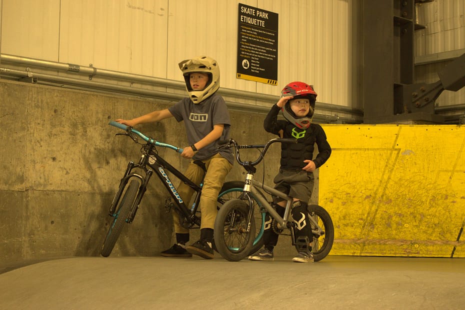 Bike kids wearing pads